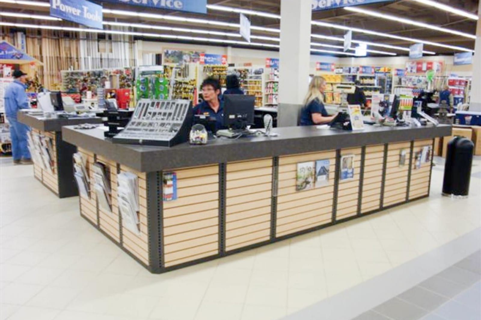 Atención en el mostrador de la ferretería